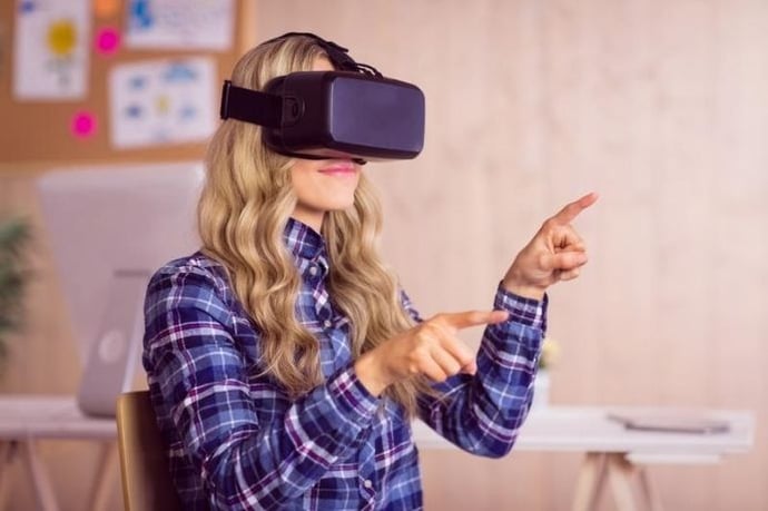 Pretty casual worker at her new job using oculus rift for her onboarding process developmed with Unity in virtual reality (1)